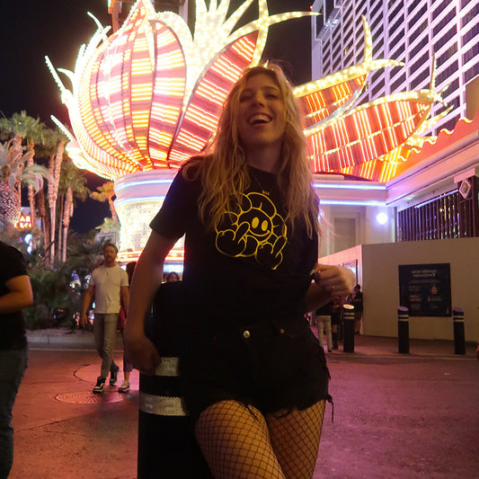 MIDDLE FINGER FLOWER PAL TEE