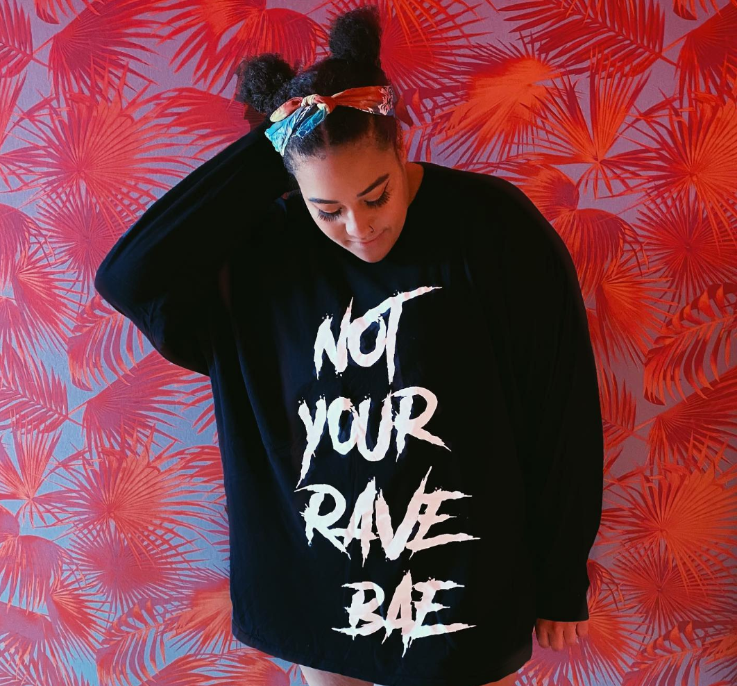 Camiseta de manga larga "No soy tu Rave Bae"