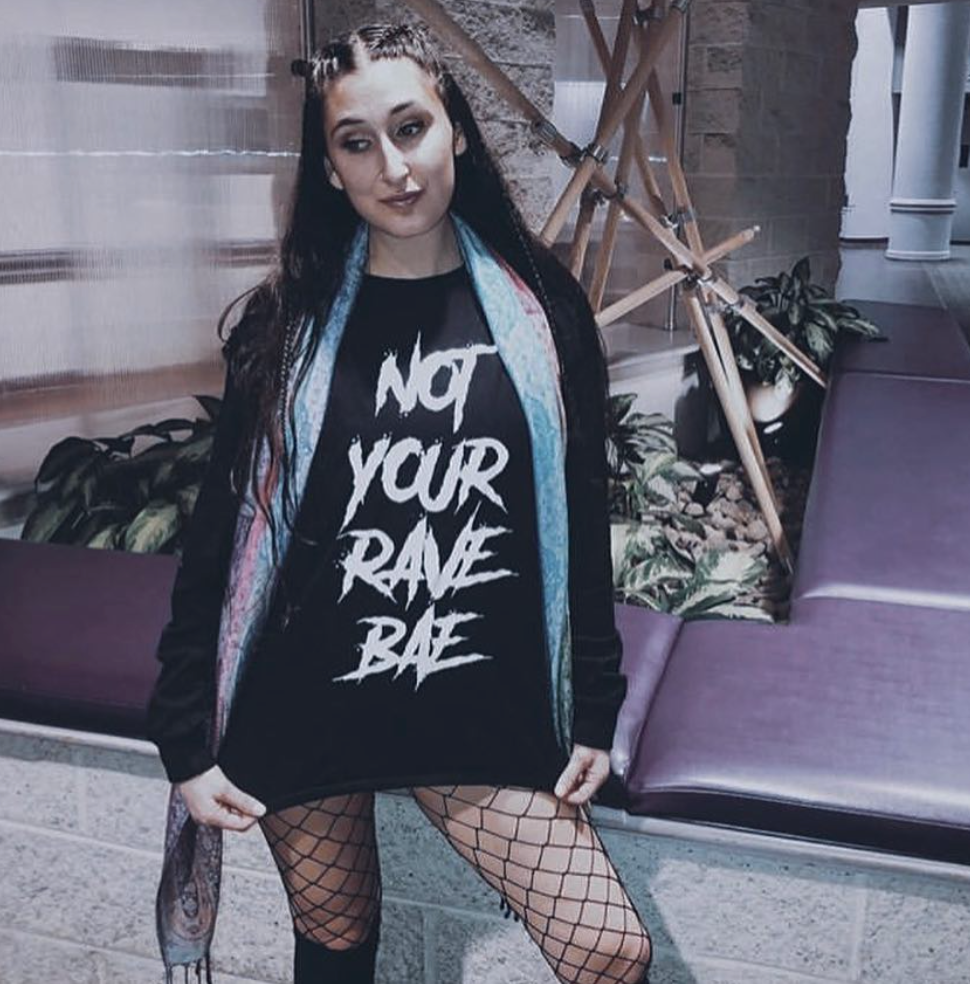 Camiseta de manga larga "No soy tu Rave Bae"